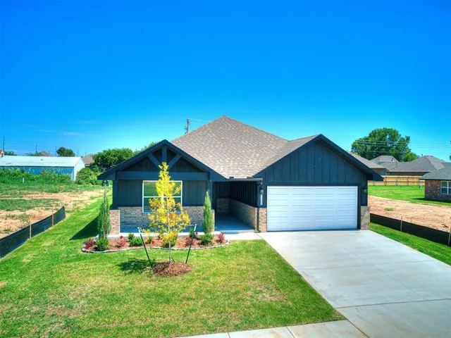 Photo 2 — 7712 Three Woods Lane, Yukon, OK 73099