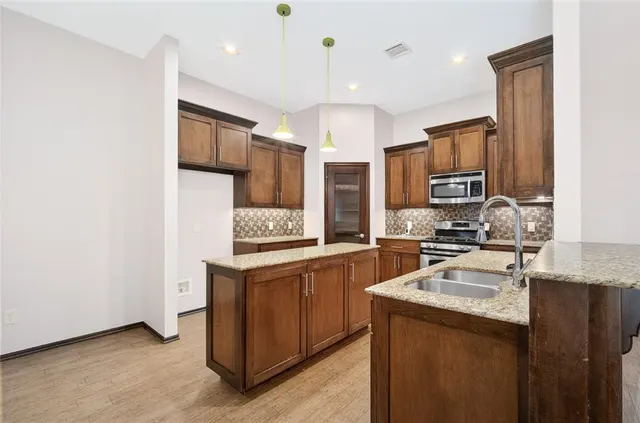 Photo 8 — 17305 Serrano Drive, Oklahoma City, OK 73170