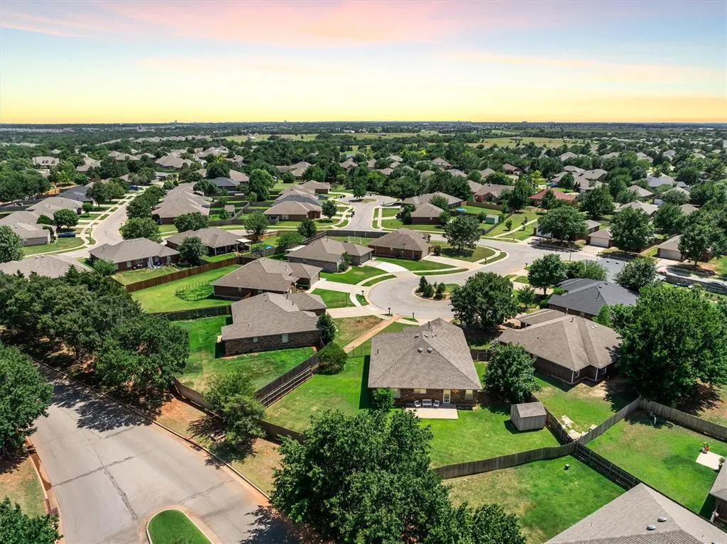 Photo 2 — 1975 Pleasant Ridge Court, Edmond, OK 73012