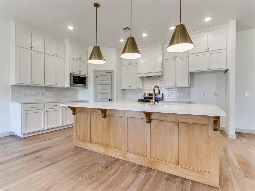 Photo 2 — 7712 Woods Edge Way, Yukon, OK 73099
