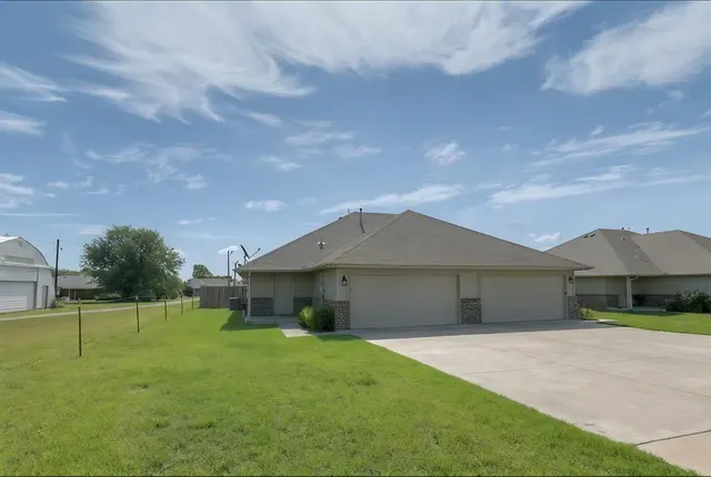Photo 2 — 608 N 5th Street 608-610, Cashion, OK 73016