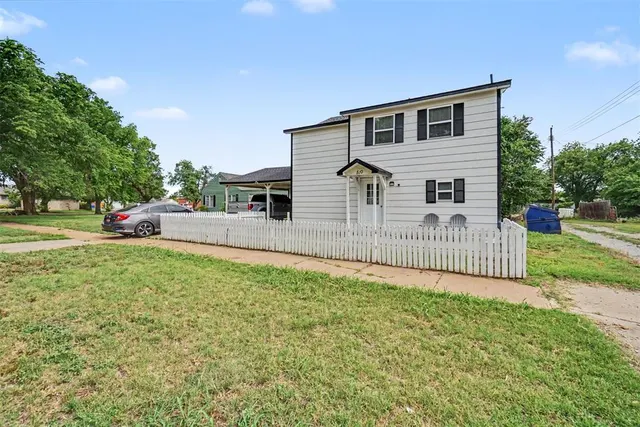 Photo 2 — 510 W 3rd Street, Hobart, OK 73651