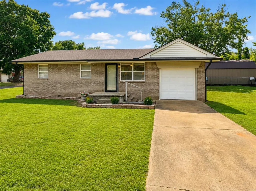Front exterior — 1004 Hillcrest Drive, Maysville, OK 73057
