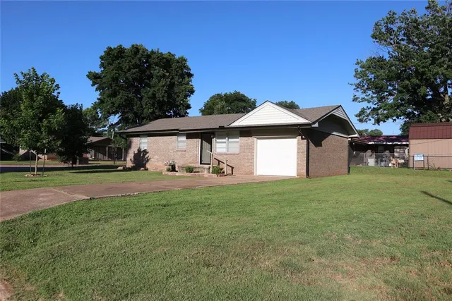 Photo 2 — 1004 Hillcrest Drive, Maysville, OK 73057