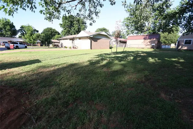Photo 3 — 1004 Hillcrest Drive, Maysville, OK 73057