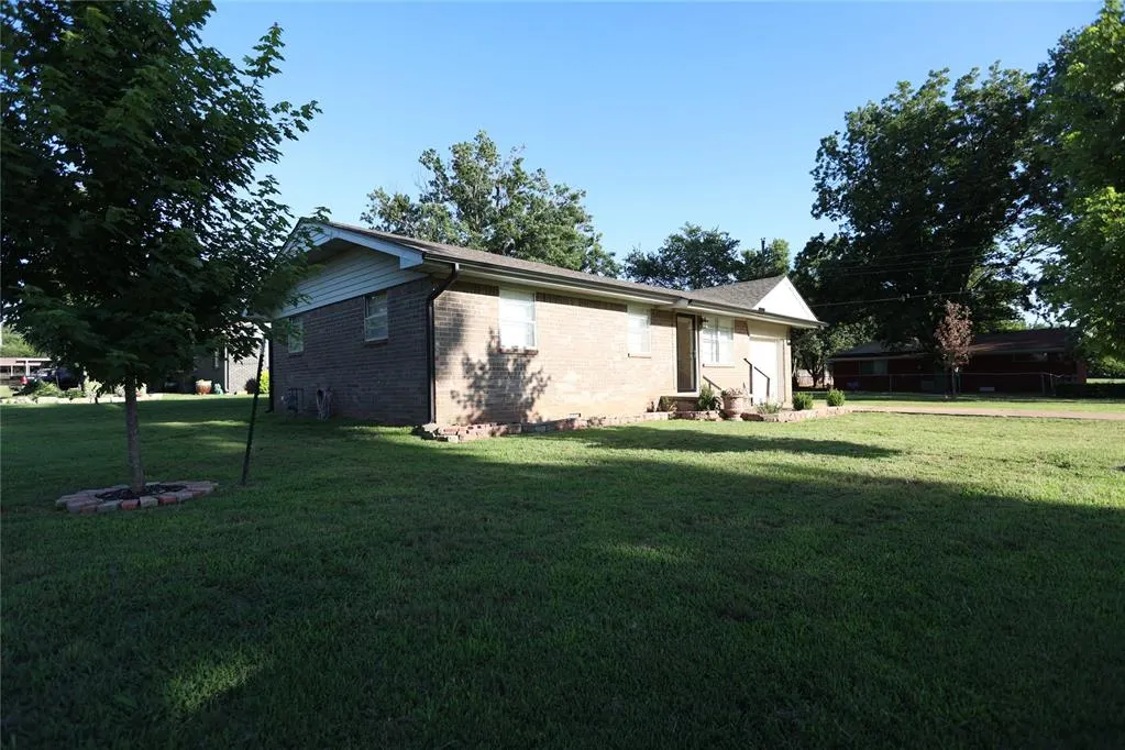 Photo 5 — 1004 Hillcrest Drive, Maysville, OK 73057