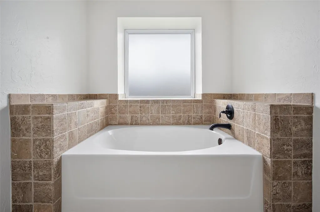 Photo 7 — 4400 Eagle Owl Drive, Norman, OK 73072