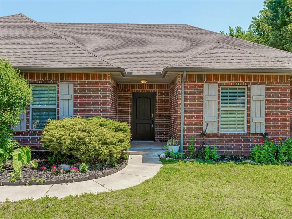 Photo 2 — 8624 Mallard Lane, Edmond, OK 73034