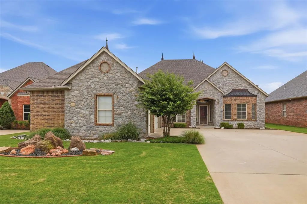 Photo 2 — 12508 Chateaux Road, Oklahoma City, OK 73142