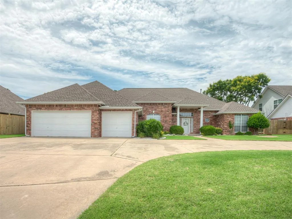 Photo 2 — 10917 Fountain Boulevard, Oklahoma City, OK 73170