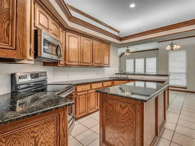 Photo 8 — 10917 Fountain Boulevard, Oklahoma City, OK 73170