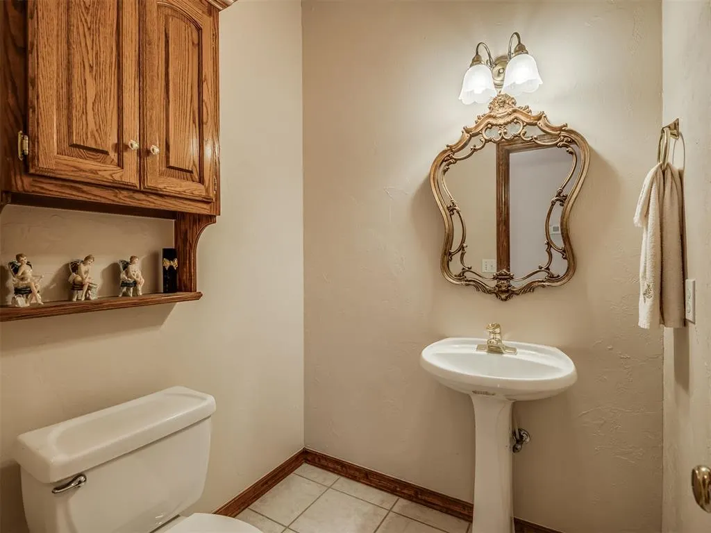 Photo 13 — 10917 Fountain Boulevard, Oklahoma City, OK 73170