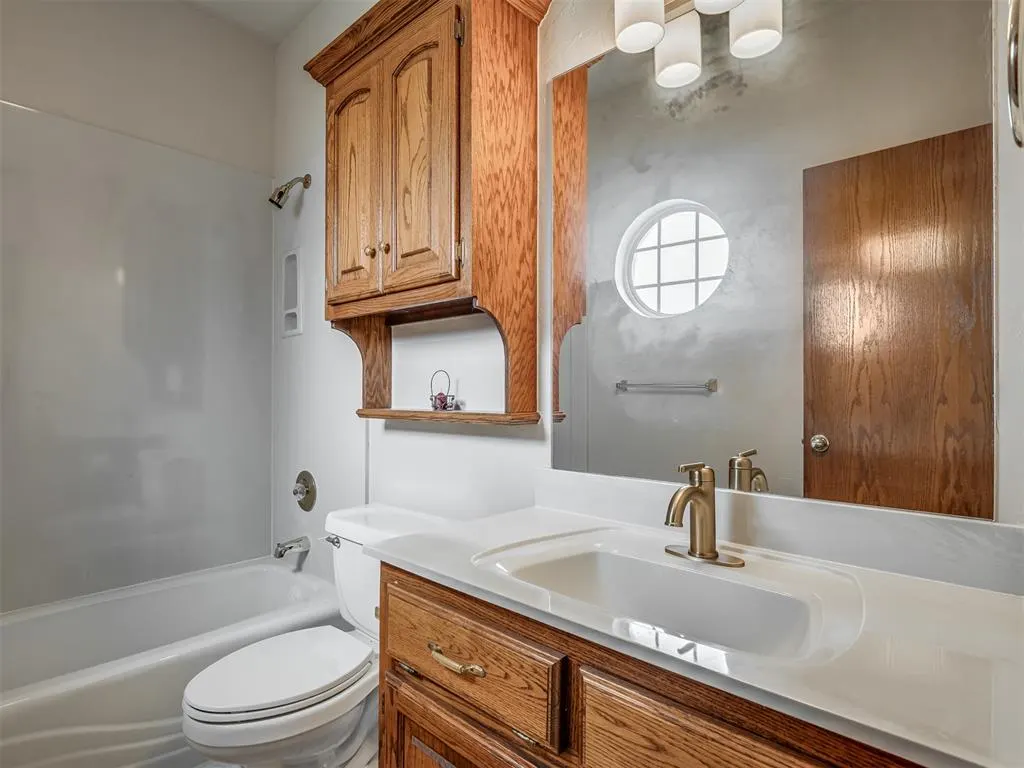 Photo 19 — 10917 Fountain Boulevard, Oklahoma City, OK 73170