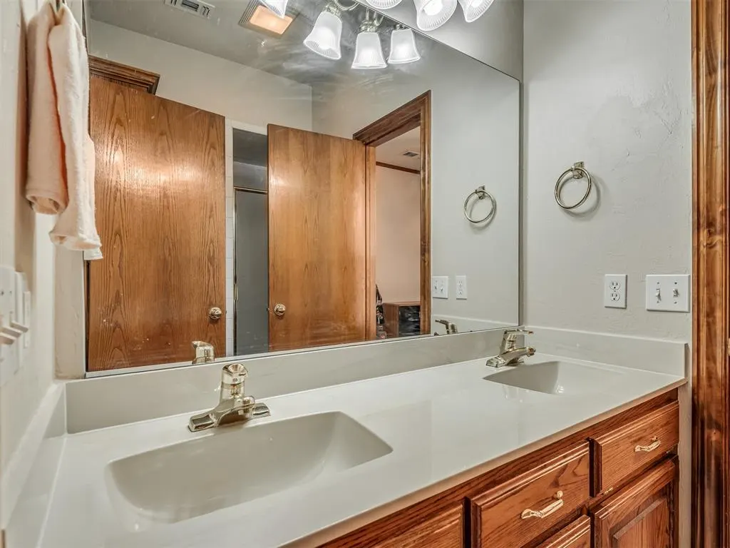 Photo 21 — 10917 Fountain Boulevard, Oklahoma City, OK 73170