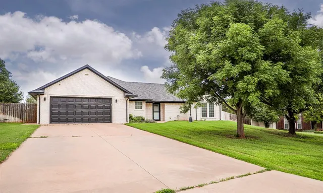Photo 2 — 6 S Covey Street, Sayre, OK 73662