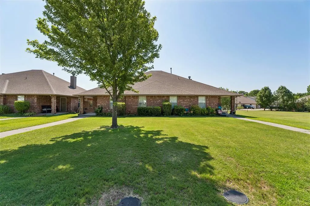 Photo 2 — 400 N Willowood Drive 400 and 402, Yukon, OK 73099