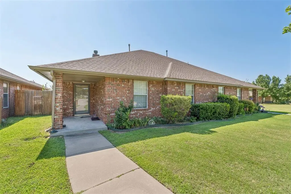Photo 3 — 400 N Willowood Drive 400 and 402, Yukon, OK 73099