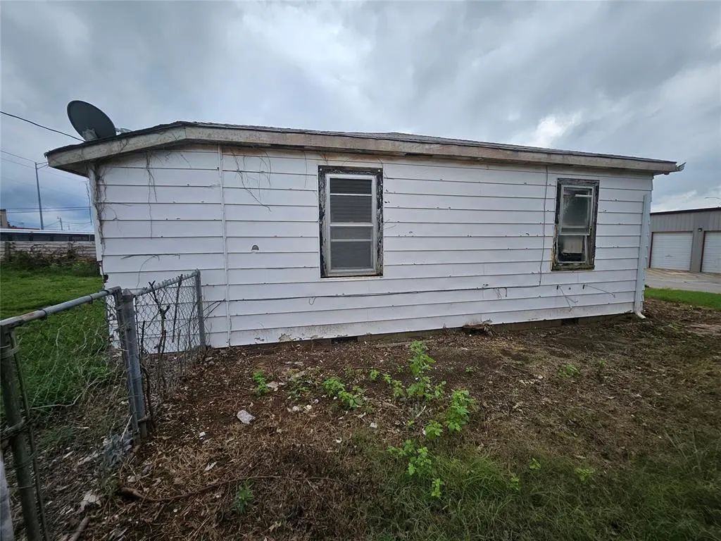 Photo 3 — 212 N Monroe Avenue, Blanchard, OK 73010