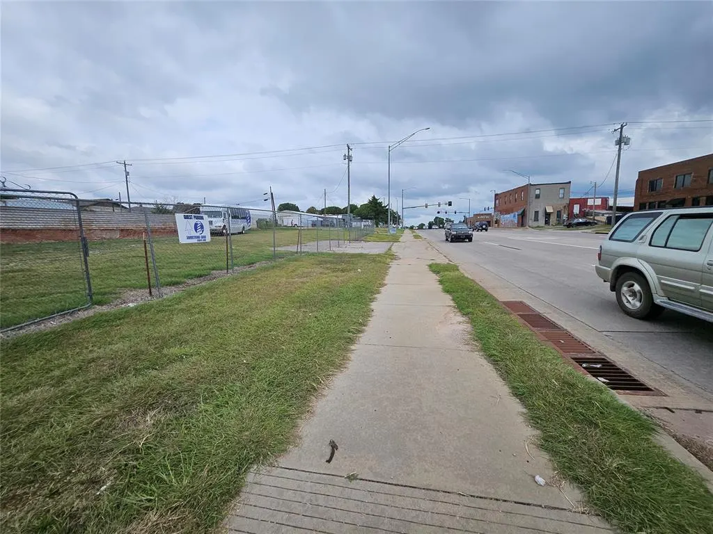 Photo 8 — 212 N Monroe Avenue, Blanchard, OK 73010