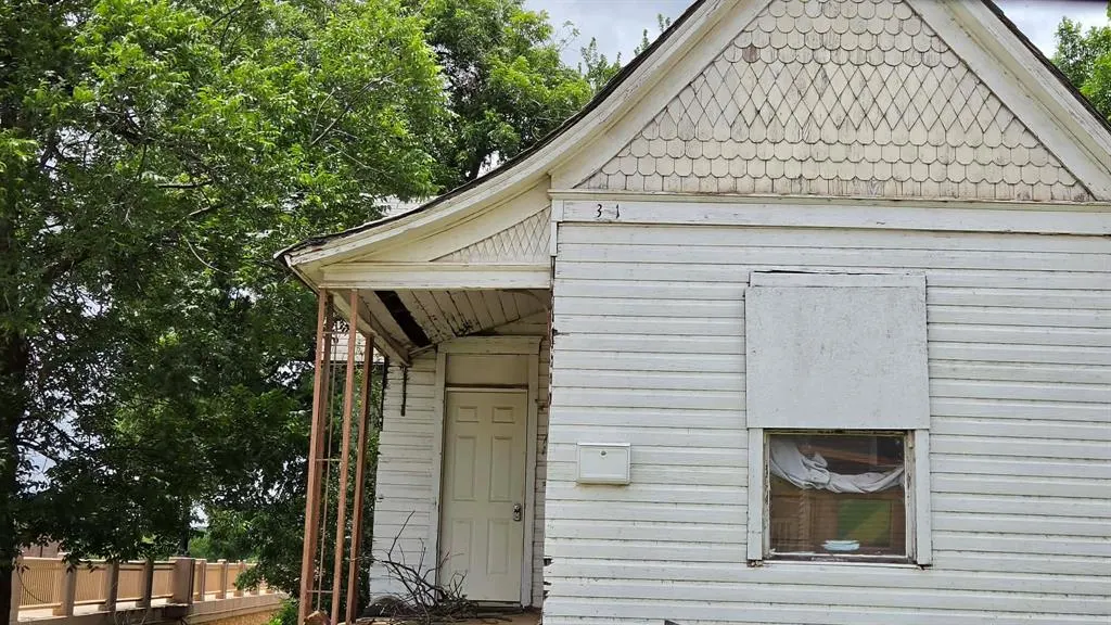 Photo 4 — 301 N 1st Street, Guthrie, OK 73044