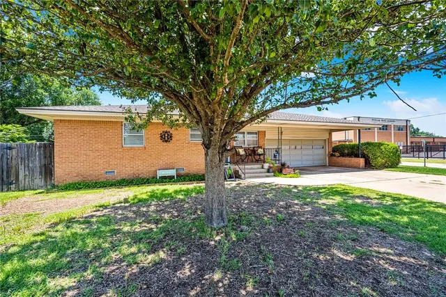 Photo 2 — 433 Lester Boulevard, Duncan, OK 73533