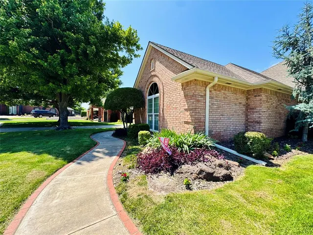 Photo 4 — 9125 Whispering Oaks Drive, Midwest City, OK 73130