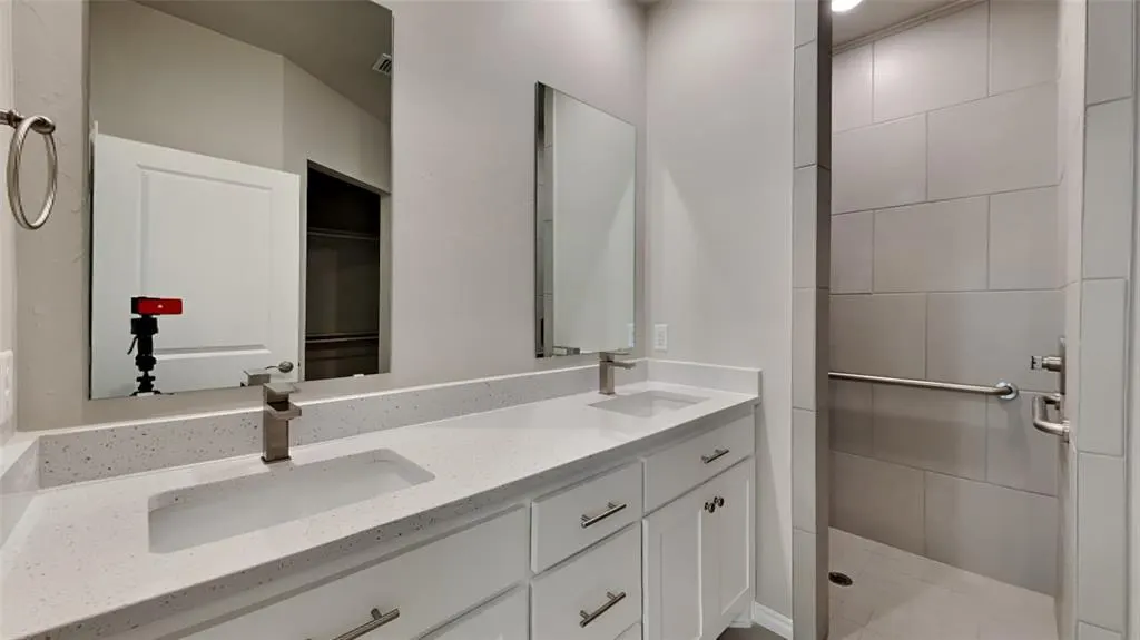 Photo 10 — 6933 Labelle Drive, Warr Acres, OK 73132