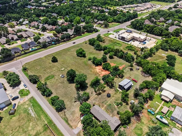 Photo 3 — 109 E memorial Road, Edmond, OK 73114