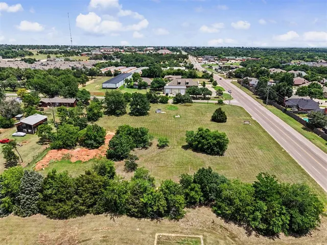 Photo 4 — 109 E memorial Road, Edmond, OK 73114