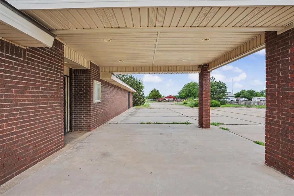 Photo 8 — 1220 S Broadway Street, Hobart, OK 73651
