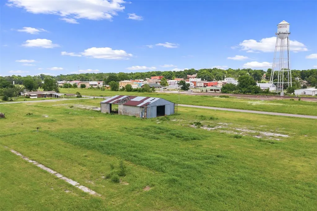 Front exterior — W Chickasaw Street, Wynnewood, OK 73098