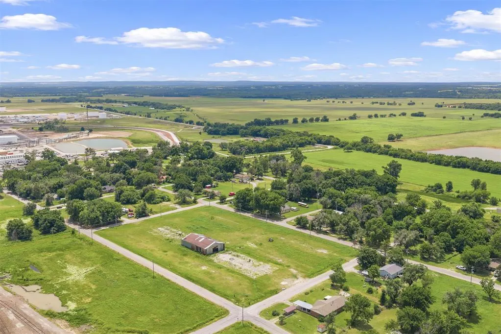 Photo 2 — W Chickasaw Street, Wynnewood, OK 73098