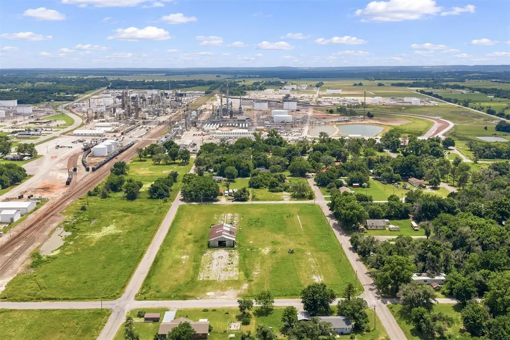 Photo 3 — W Chickasaw Street, Wynnewood, OK 73098