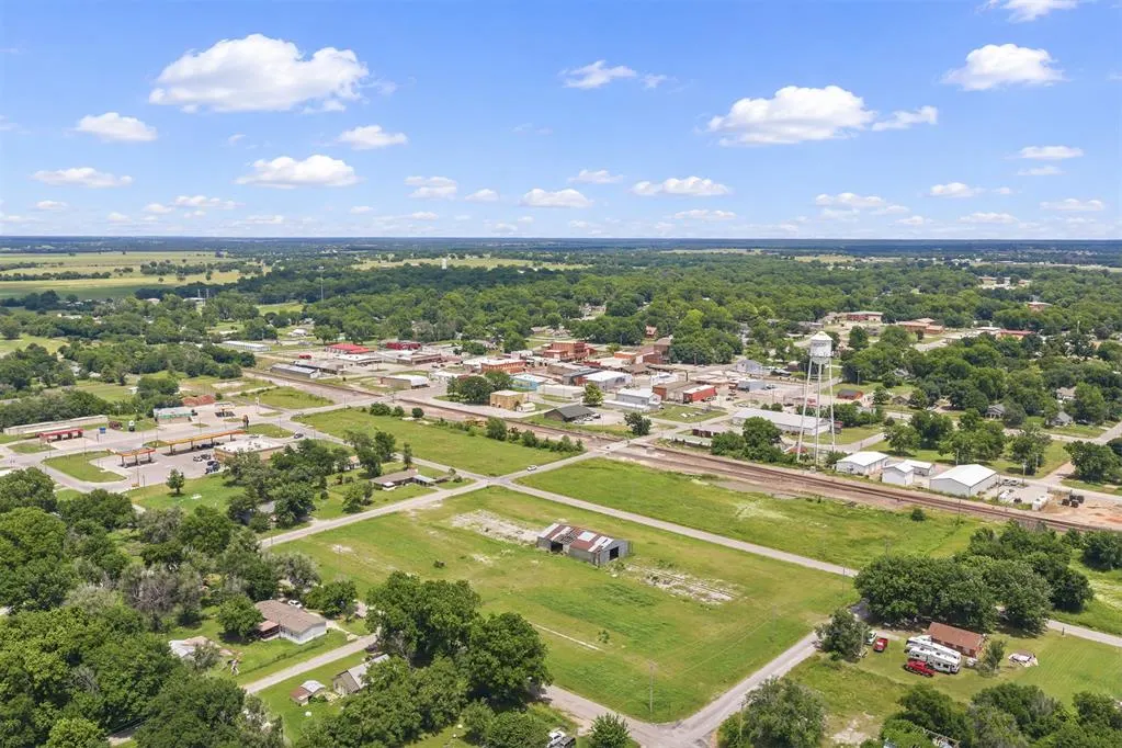 Photo 5 — W Chickasaw Street, Wynnewood, OK 73098