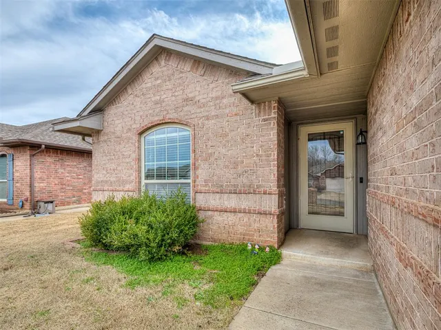 Photo 2 — 5610 Clearwater Drive, Oklahoma City, OK 73179