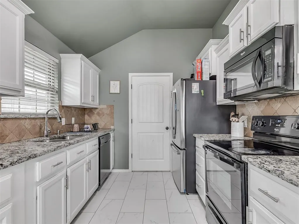 Photo 12 — 5610 Clearwater Drive, Oklahoma City, OK 73179