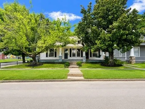 Front exterior — 402 E Maple Street, Cushing, OK 74023
