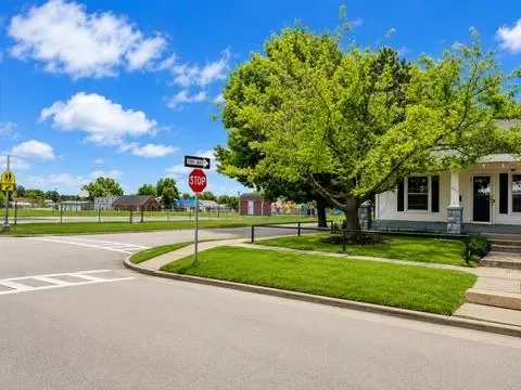 Photo 2 — 402 E Maple Street, Cushing, OK 74023