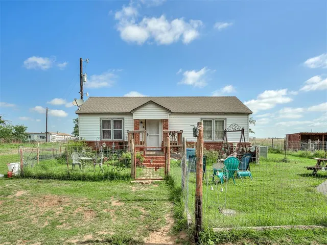 Photo 3 — 13107 N 2870 Road, Dover, OK 73734