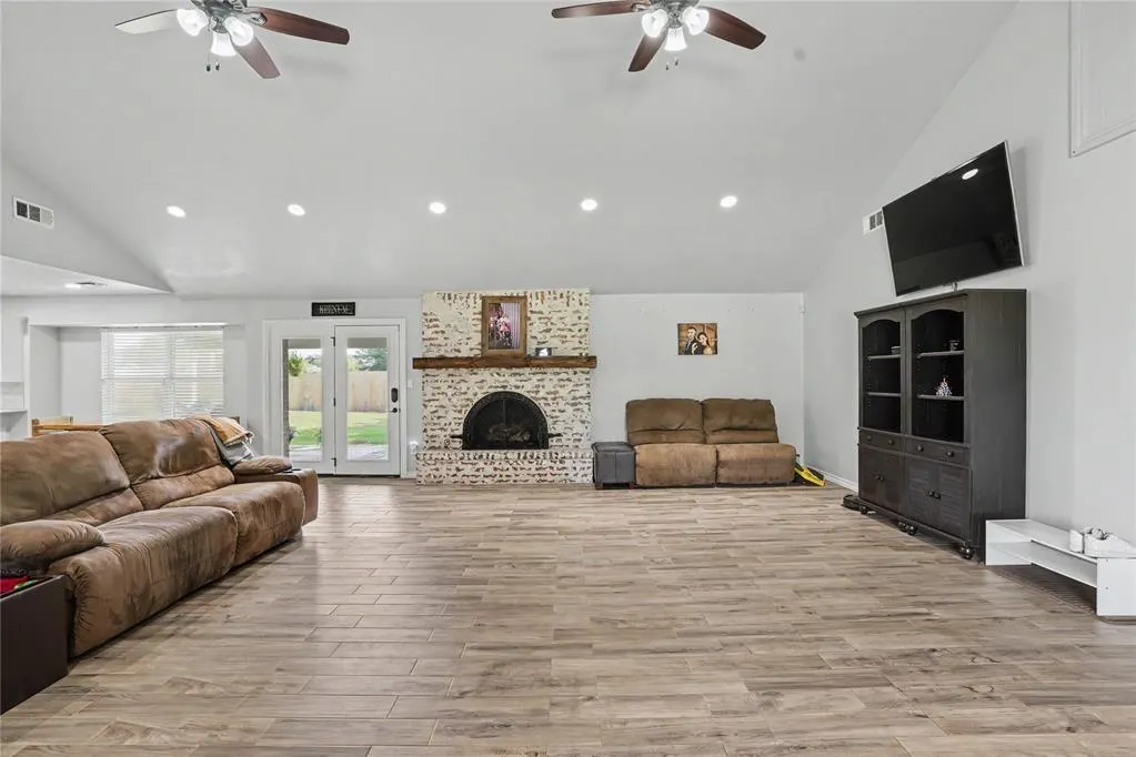 Photo 9 — 2404 Apache Pass, Altus, OK 73521