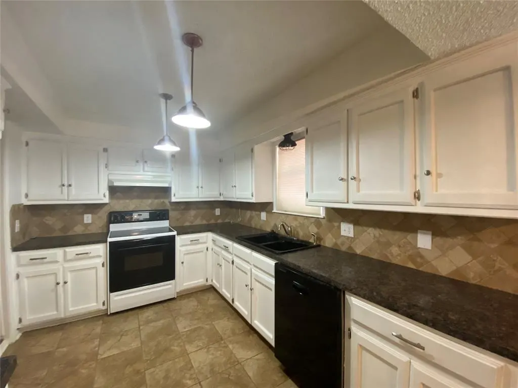 Photo 5 — 2433 N Shady Tree Drive, Edmond, OK 73013