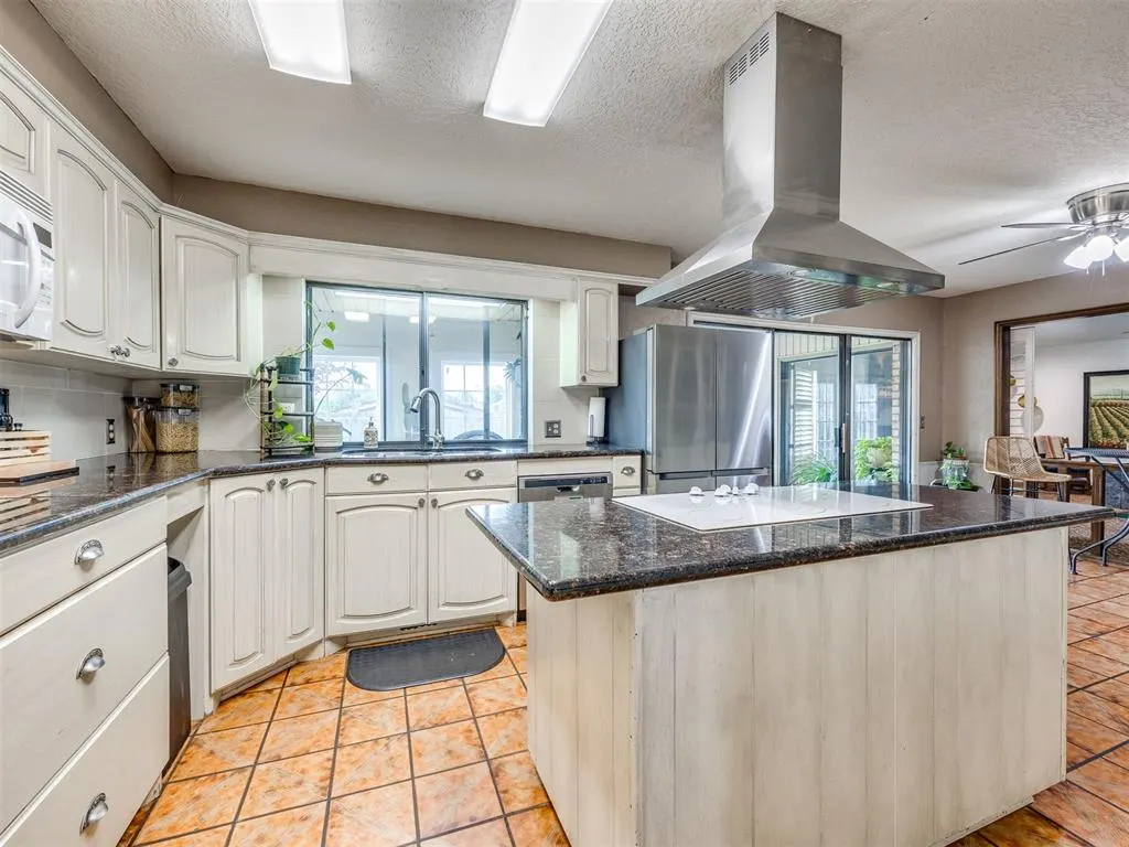 Photo 7 — 6612 Briarcreek Drive, Oklahoma City, OK 73162