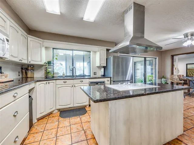 Photo 7 — 6612 Briarcreek Drive, Oklahoma City, OK 73162