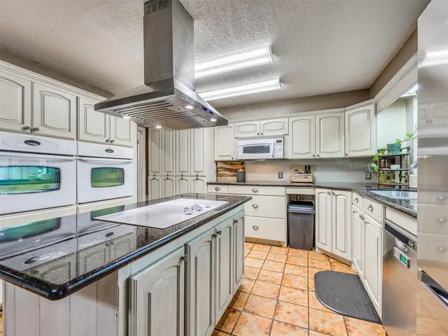 Photo 8 — 6612 Briarcreek Drive, Oklahoma City, OK 73162