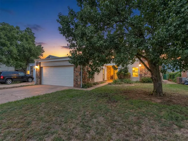 Photo 2 — 501 SE 34th Street, Moore, OK 73160