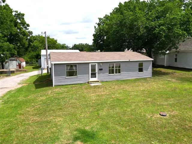 Photo 2 — 509 E Park Street, Tecumseh, OK 74873