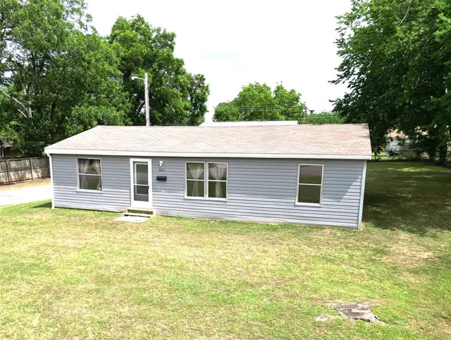 Photo 3 — 509 E Park Street, Tecumseh, OK 74873