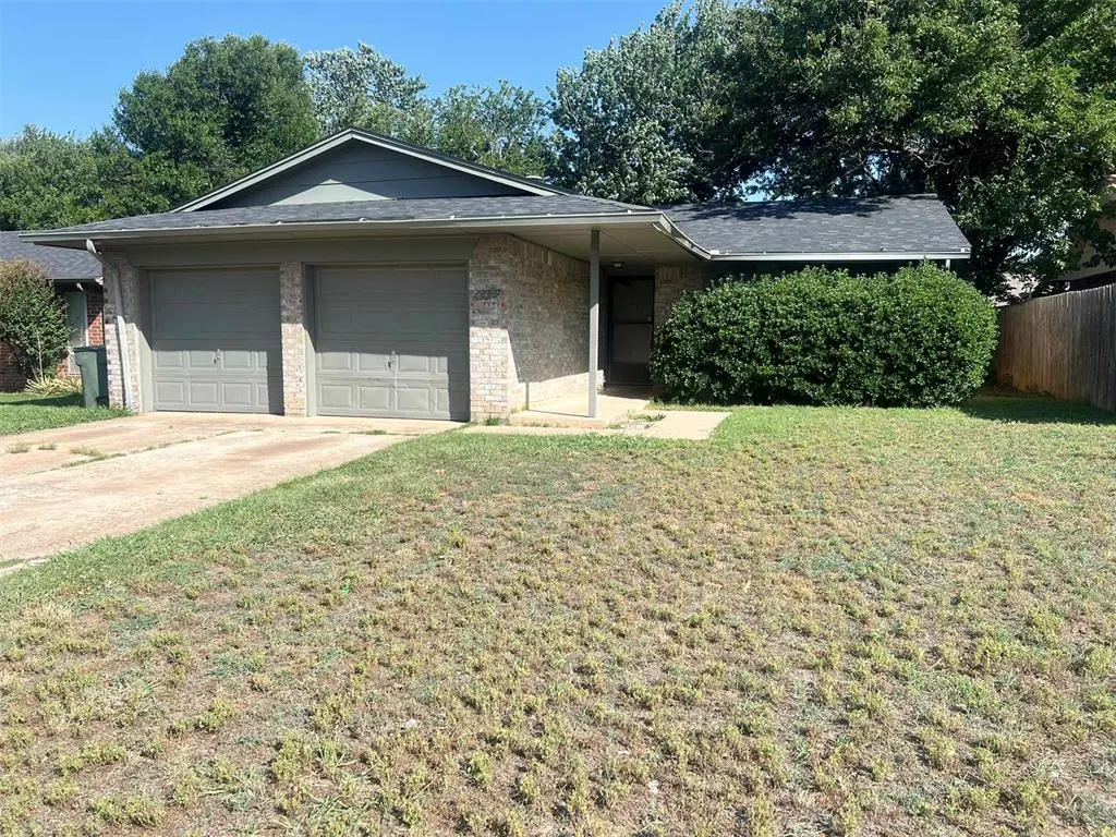 Front exterior — 413 Meadow Lake Drive, Edmond, OK 73003