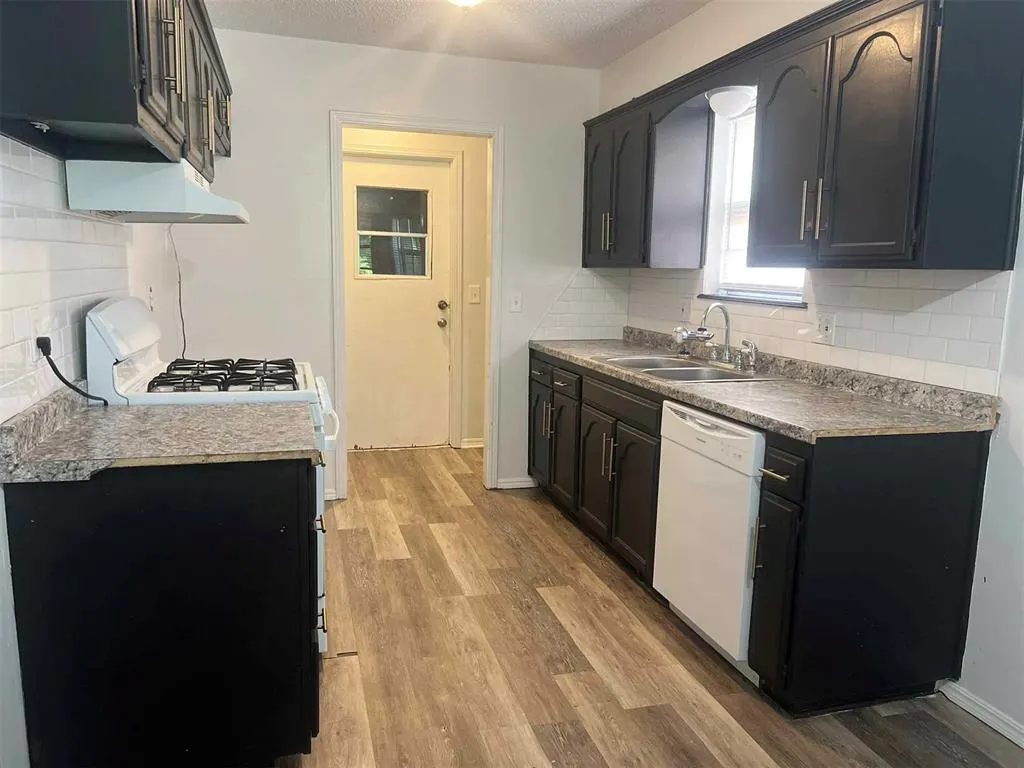 Photo 5 — 413 Meadow Lake Drive, Edmond, OK 73003