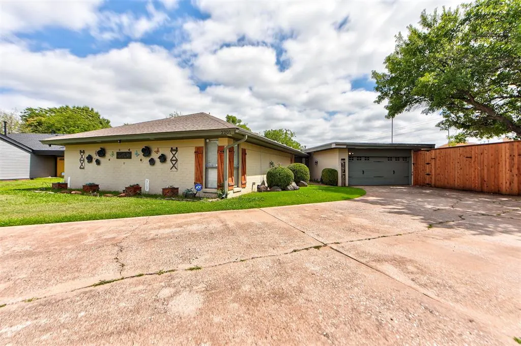Front exterior — 2201 NW 118th Terrace, Oklahoma City, OK 73120